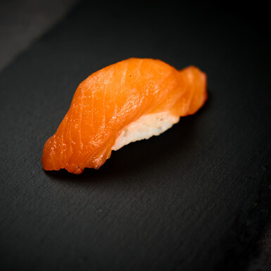 Суши с лососем