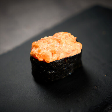 Ролл Гункан спайси лосось